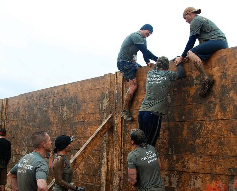 Obstacle-Course-Racing-HQ-Friends-Climbing-Over-Obstacle-Wall-1024x835px