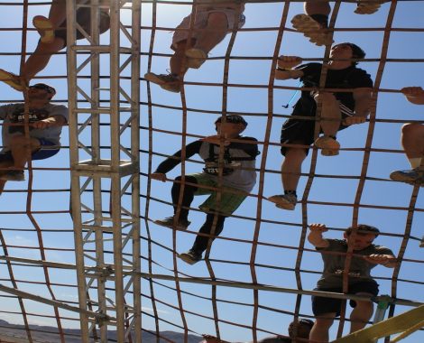 Obstacle-Course-Racing-HQ-Racers-Climbing-on-Obstacle-Net-854x683px